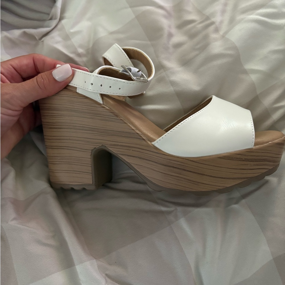 Stylish White Sandals with Open-Toe Design